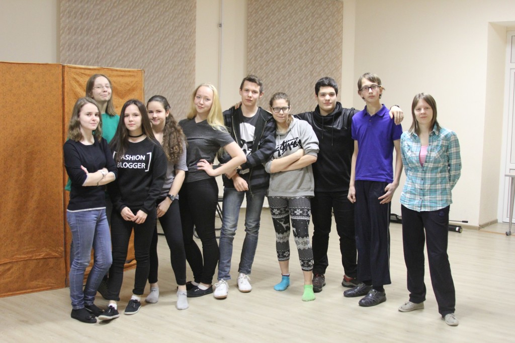 Юные театралы с преподавателем Елизаветой Черченко