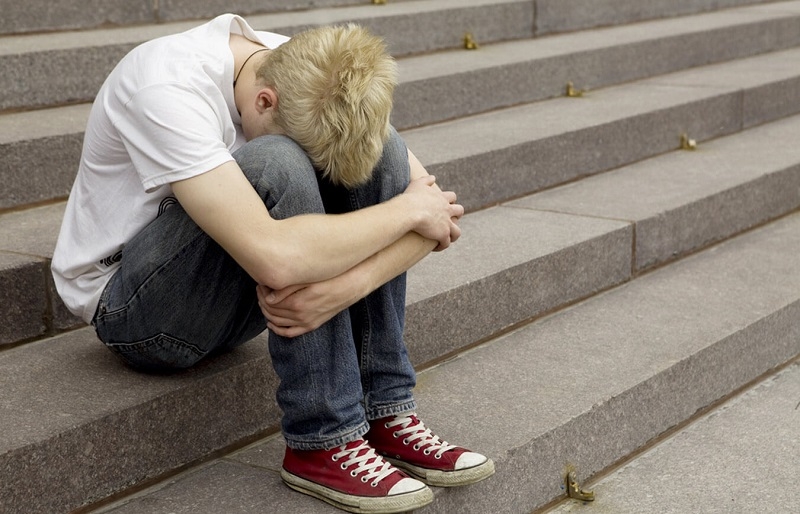Детский суицид: что в поведении подростка должно насторожить родителей?