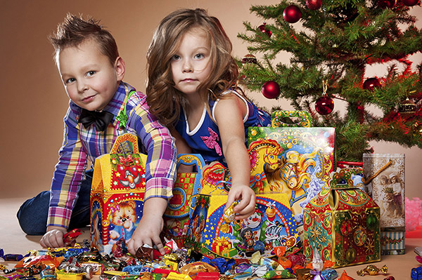 Как выбрать сладкий новогодний подарок для ребенка 