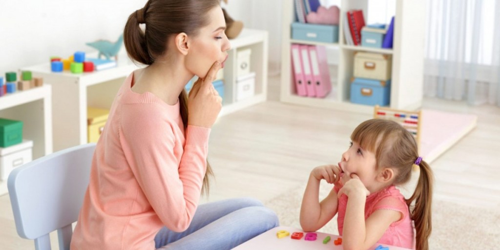 Почему в три года ребенок молчит, нужно ли учить его читать как можно раньше, обязательно ли выговаривать звуки 