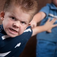 Почему дети ведут себя агрессивно